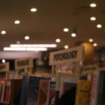 Fotografia de uma livraria na seção de psicologia