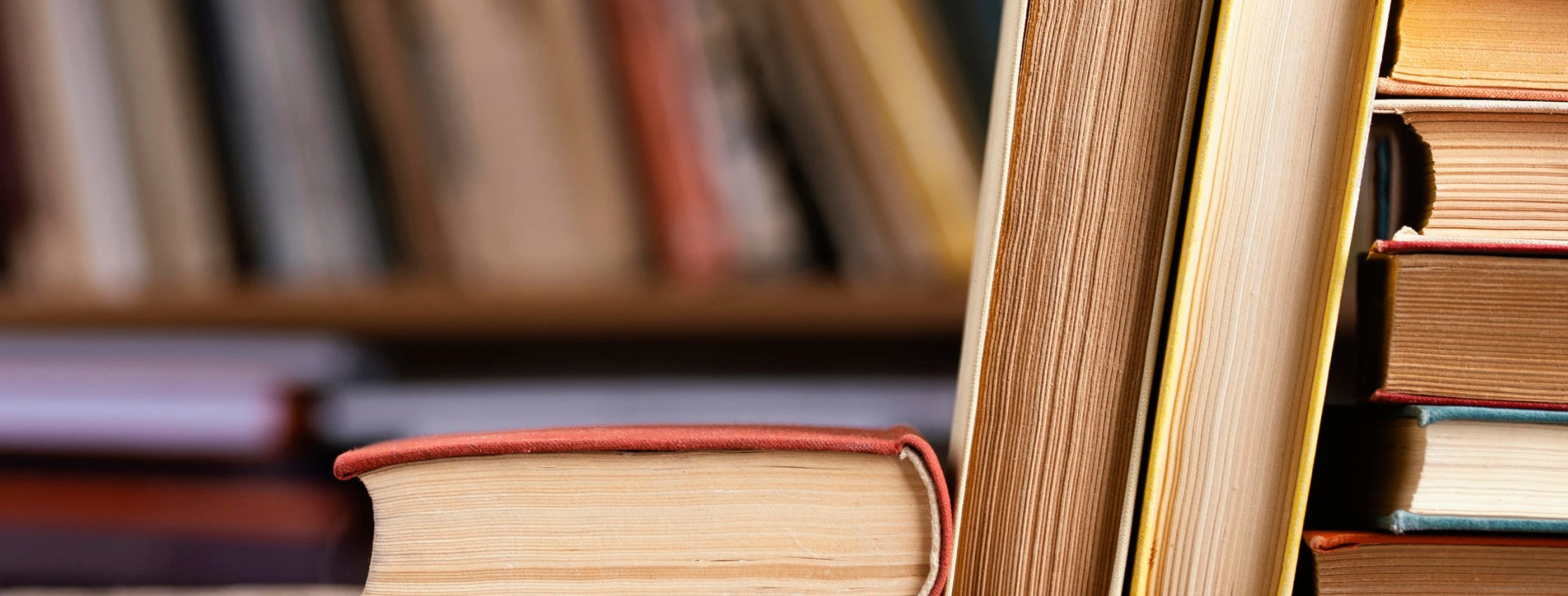 Fotografia de livros em uma estante